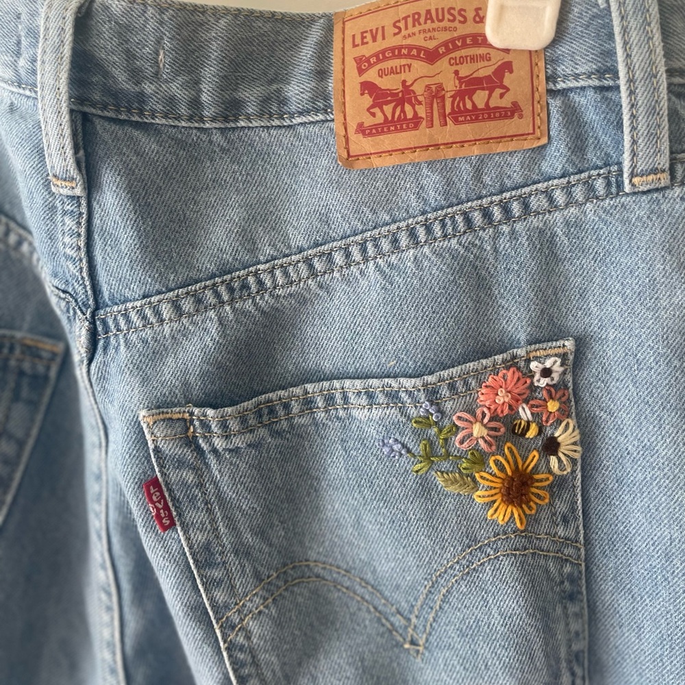 Hand embroidered high waisted Levi’s in size 29
